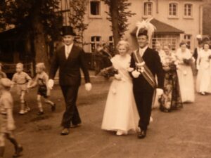 Schützenfest 1957: Königspaar Heinrich und Maria Reitemeyer, Königsbegleiter Franz Hoffmann